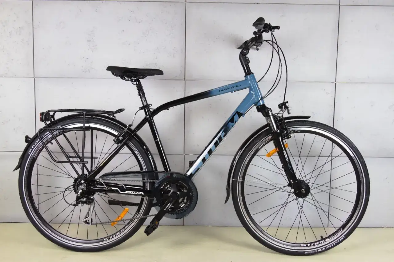 Szukasz idealnego roweru trekkingowego do 3000 zł? Ten model z bagażnikiem i błotnikami to świetny wybór na długie trasy.