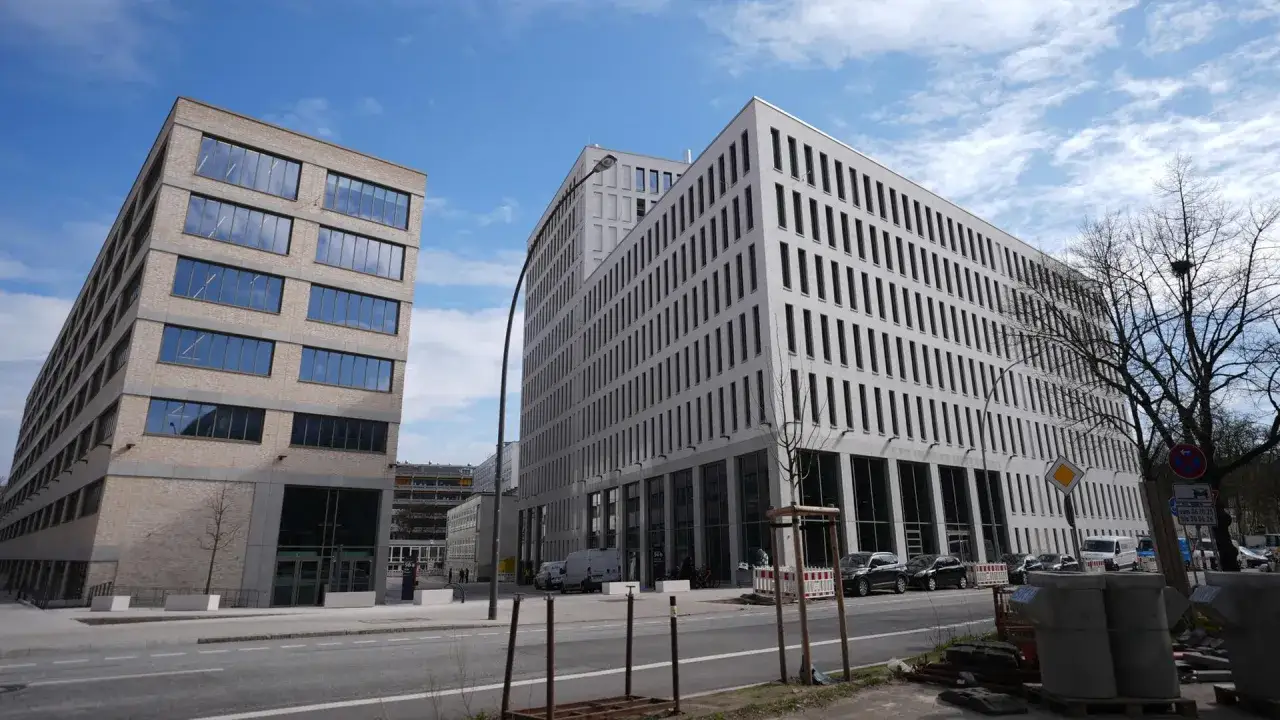Moderne Geb&auml;ude in Hamburg, die an eine Brand University erinnern k&ouml;nnten, mit viel Glas und Beton unter blauem Himmel.