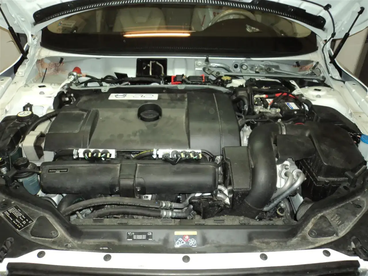 Silnik Volvo XC60, idealny do montażu instalacji gazowej. Widok komory silnika z widocznymi elementami układu dolotowego i zasilania.
