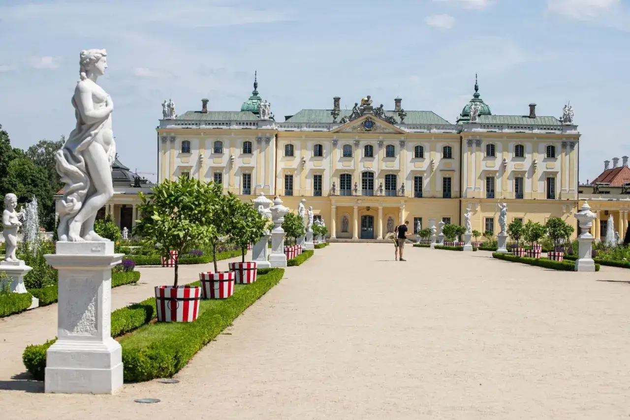Pałac Branickich w Białymstoku, jeden z najpiękniejszych pałaców w Polsce, z ogrodem pełnym rzeźb i drzewek cytrusowych.