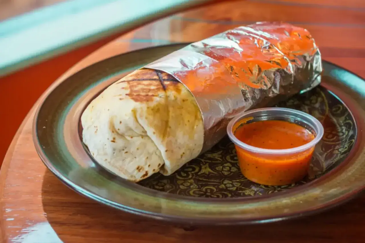 Gotowe burrito w folii aluminiowej z sosem. Zastanawiasz się, jakie przyprawy do burrito? Ten sos to świetny dodatek!