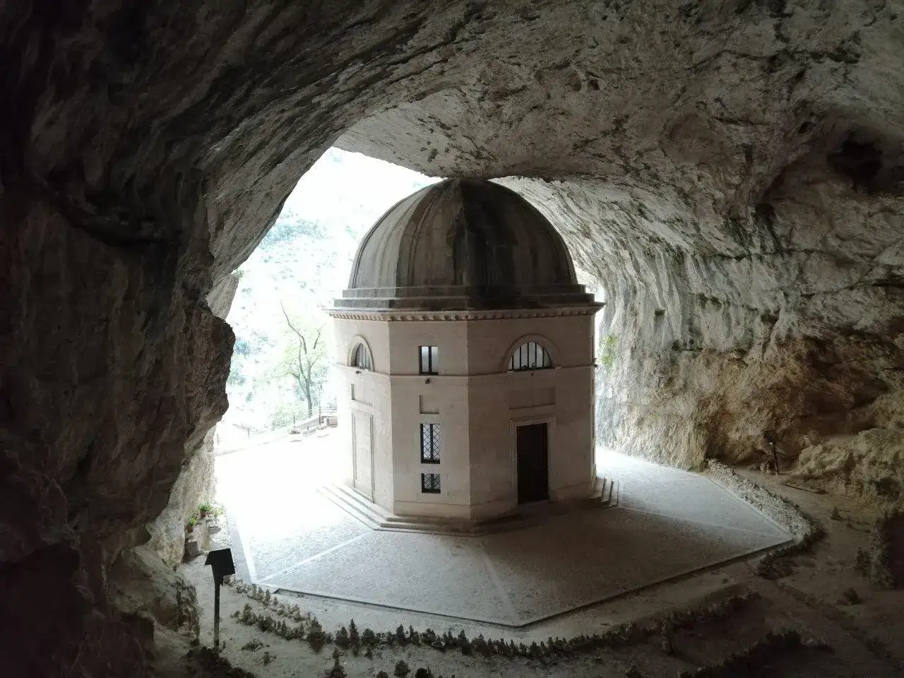 Tempio di Valadier, un gioiello architettonico incastonato nelle grotte di Frasassi.