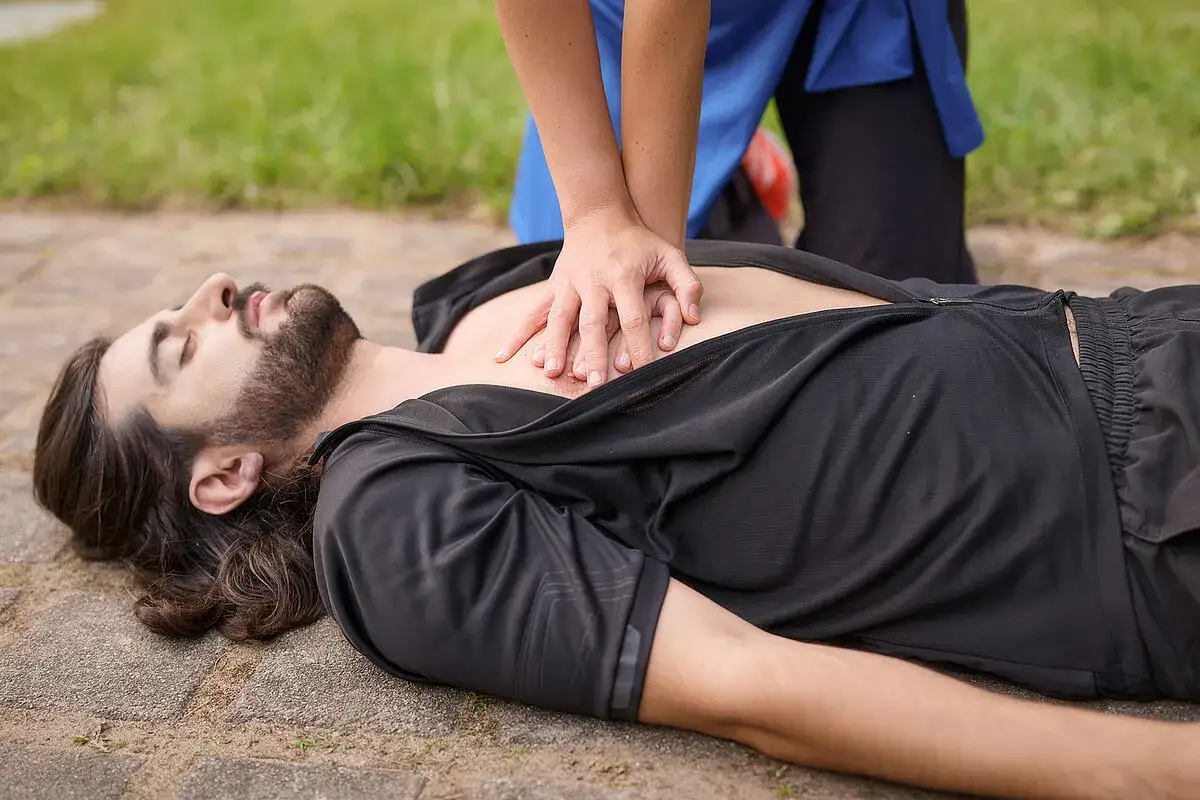 Herzdruckmassage wird durchgef&uuml;hrt, um einen defibrillierbaren Rhythmus wiederherzustellen.