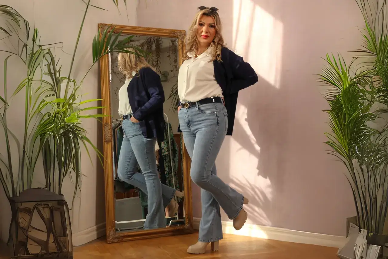 Stylizacje szerokie spodnie dopasowana bluzka