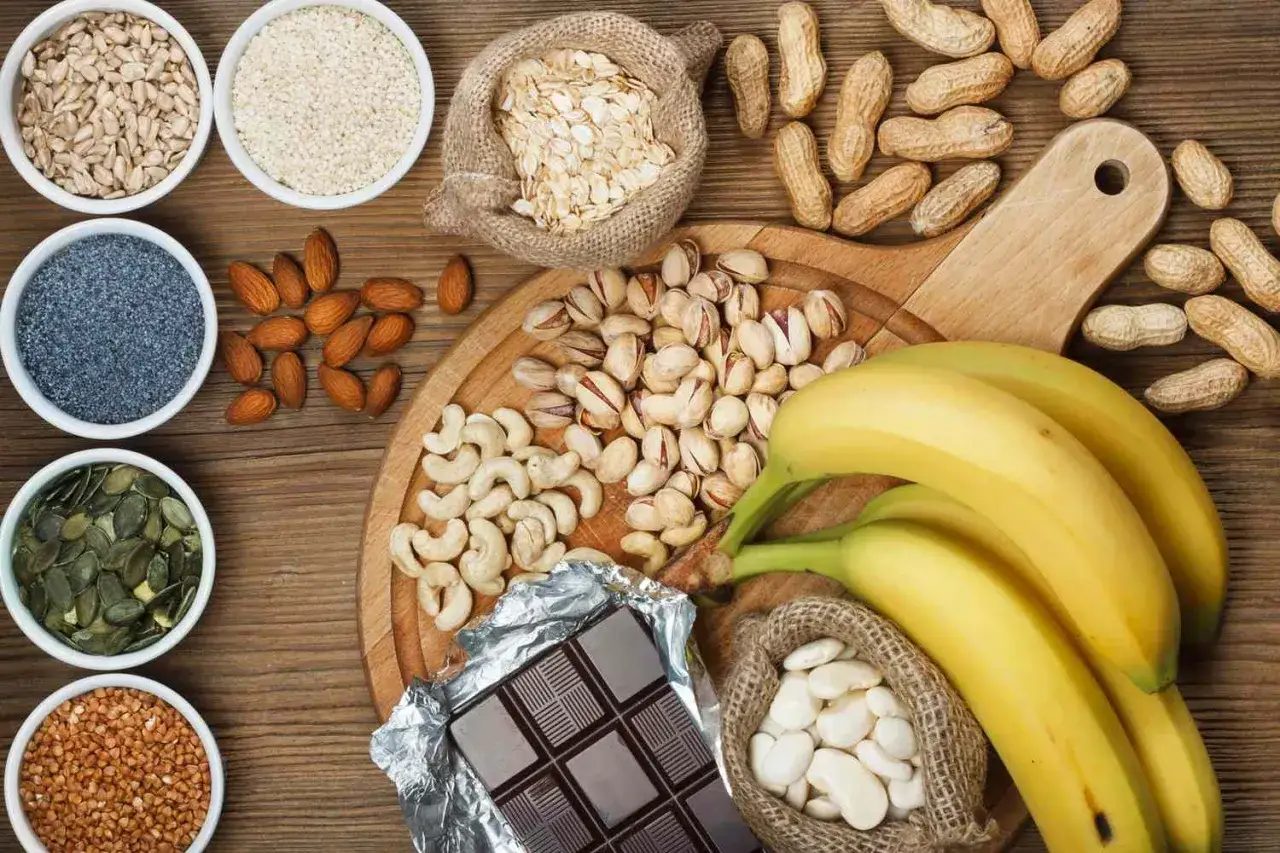 Magnesiumreiche Lebensmittel: Bananen, N&uuml;sse, Samen, Schokolade. Wieviel Magnesium pro Tag im Alter? Eine ausgewogene Ern&auml;hrung ist wichtig.