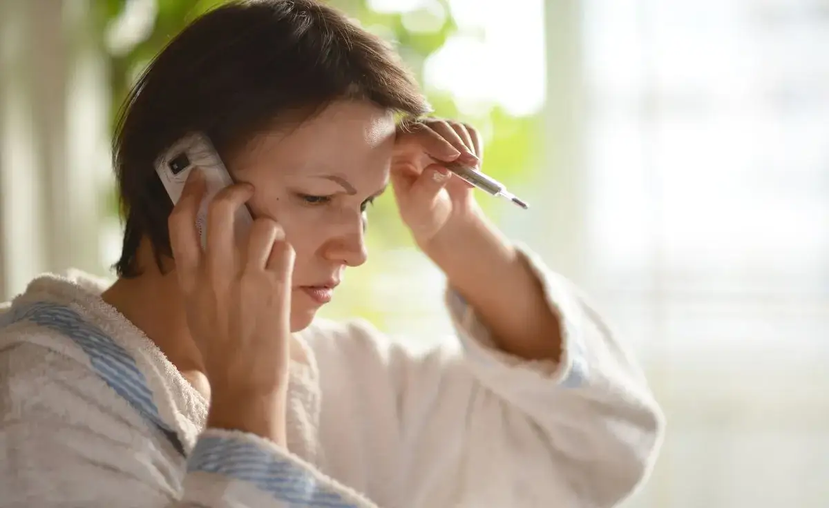 Telefon do przychodni, osoba dzwoniąca do lekarza