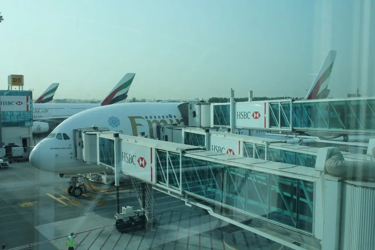 Emirates A380-800 am Flughafen Frankfurt, bereit für den Flug nach Dubai.