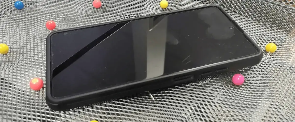 telefon czarny ekran restart