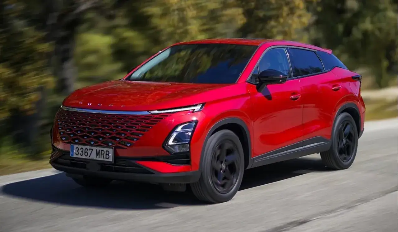 Czerwony SUV z charakterystycznym grillem, który może być nową chińską marką samochodów w Polsce.