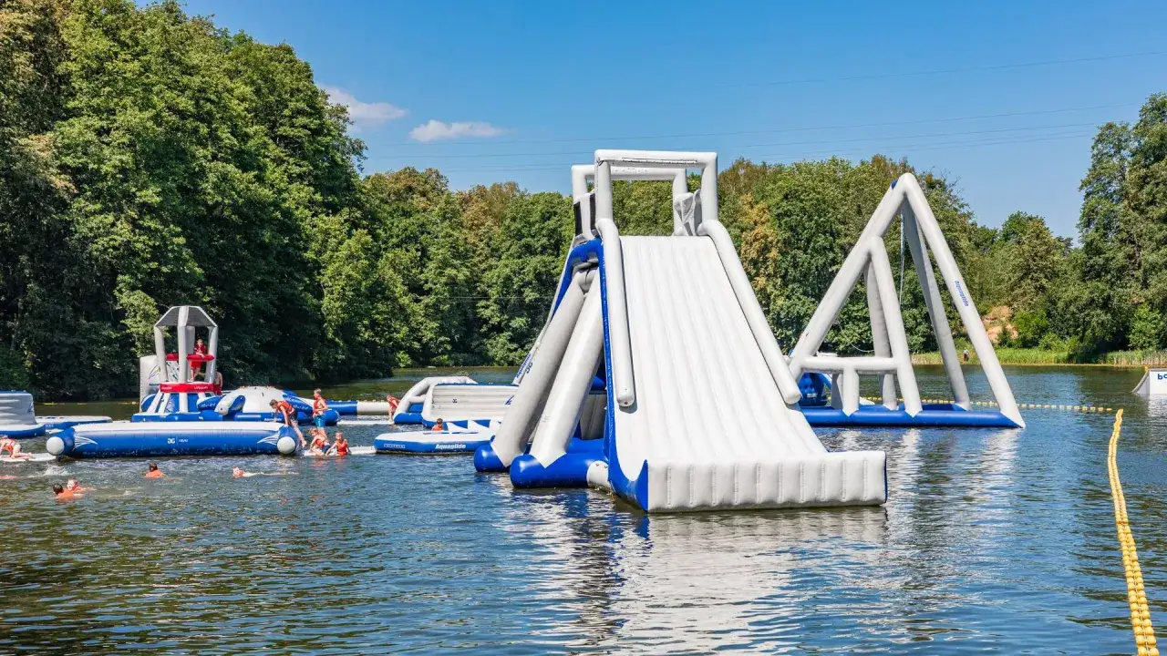 Wodne atrakcje na Mazurach: dmuchana zjeżdżalnia, trampoliny i plac zabaw dla dzieci. Idealne miejsce, gdzie na Mazury na jeden dzień.