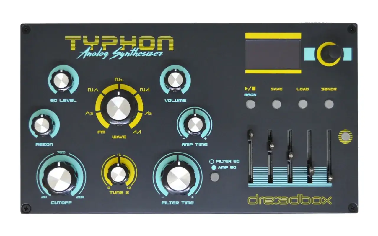 Le synth&eacute;tiseur analogique Dreadbox Typhon, avec ses nombreux boutons et curseurs, pr&ecirc;t &agrave; sculpter des sons uniques.