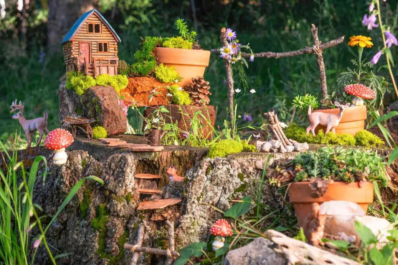 Urocze iglaki na pniu aranżacje tworzą miniaturowy las z domkiem, jeleniami i grzybkami.