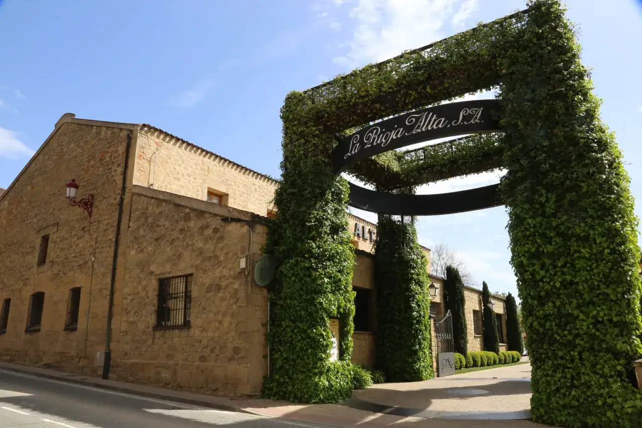 Entrada a bodega La Rioja Alta S.A. en Haro. Un lugar ideal para descubrir qué hacer en Haro y disfrutar de sus vinos.