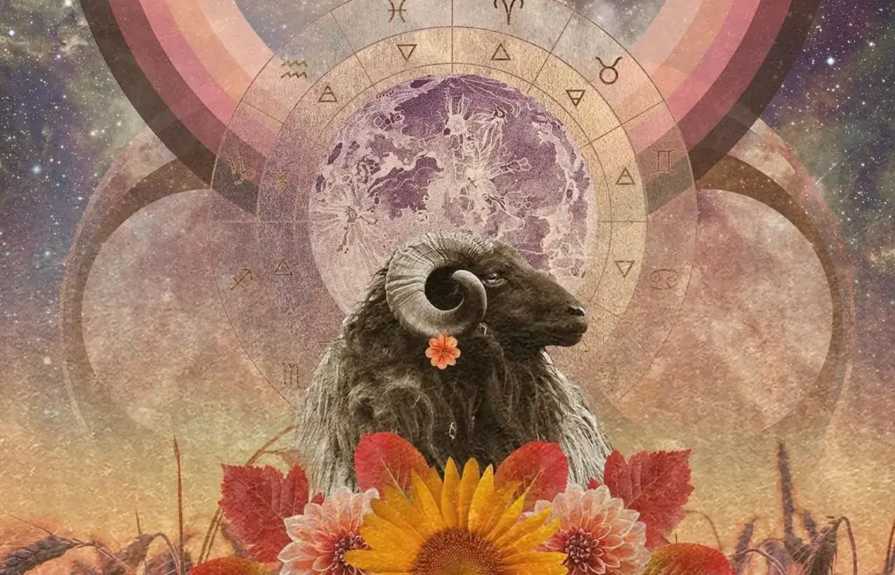 Baran z ozdobnym kwiatkiem, otoczony przez astrologiczny krąg i księżyc. To symbolika