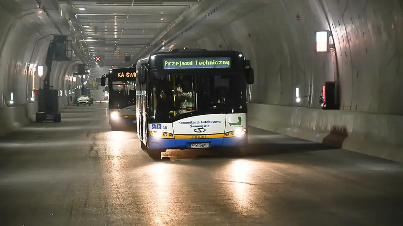 Im swinetunnel aktuell fahren Busse durch den beleuchteten Tunnel.
