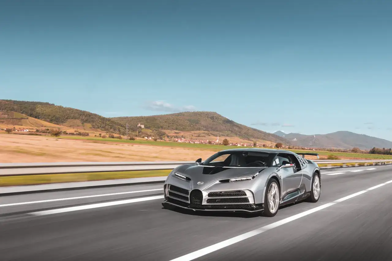 Bugatti Centodieci na drodze