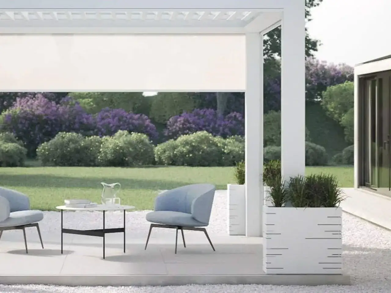 Arredamento moderno su terrazza con gazebo, sedie e fioriere. Soluzione ideale per chi cerca come fissare un gazebo su terrazza senza bucare il pavimento.