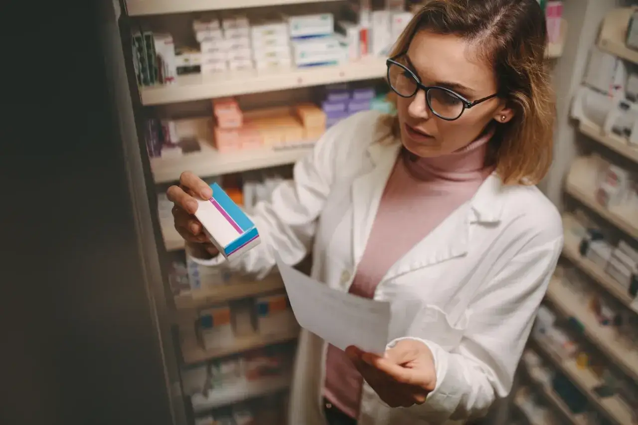 farmaceuta przygotowujący lek recepturowy