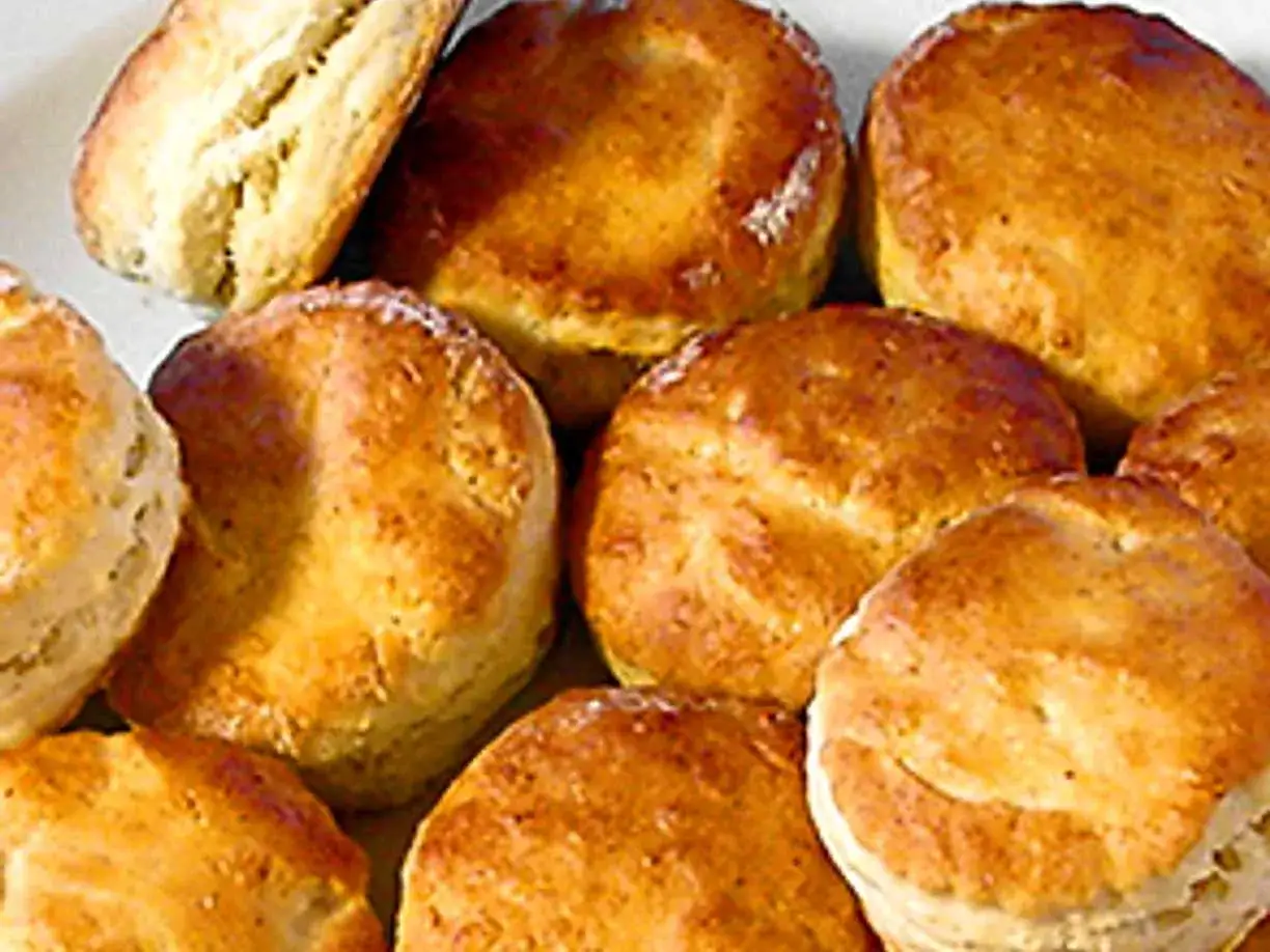 En h&ouml;g med gyllene engelska scones, perfekta f&ouml;r en mysig fika.