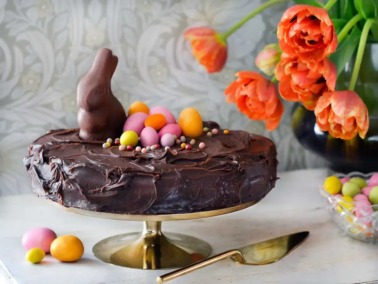 En chokladtårta med chokladhare och påskägg, perfekt för påskfirandet.
