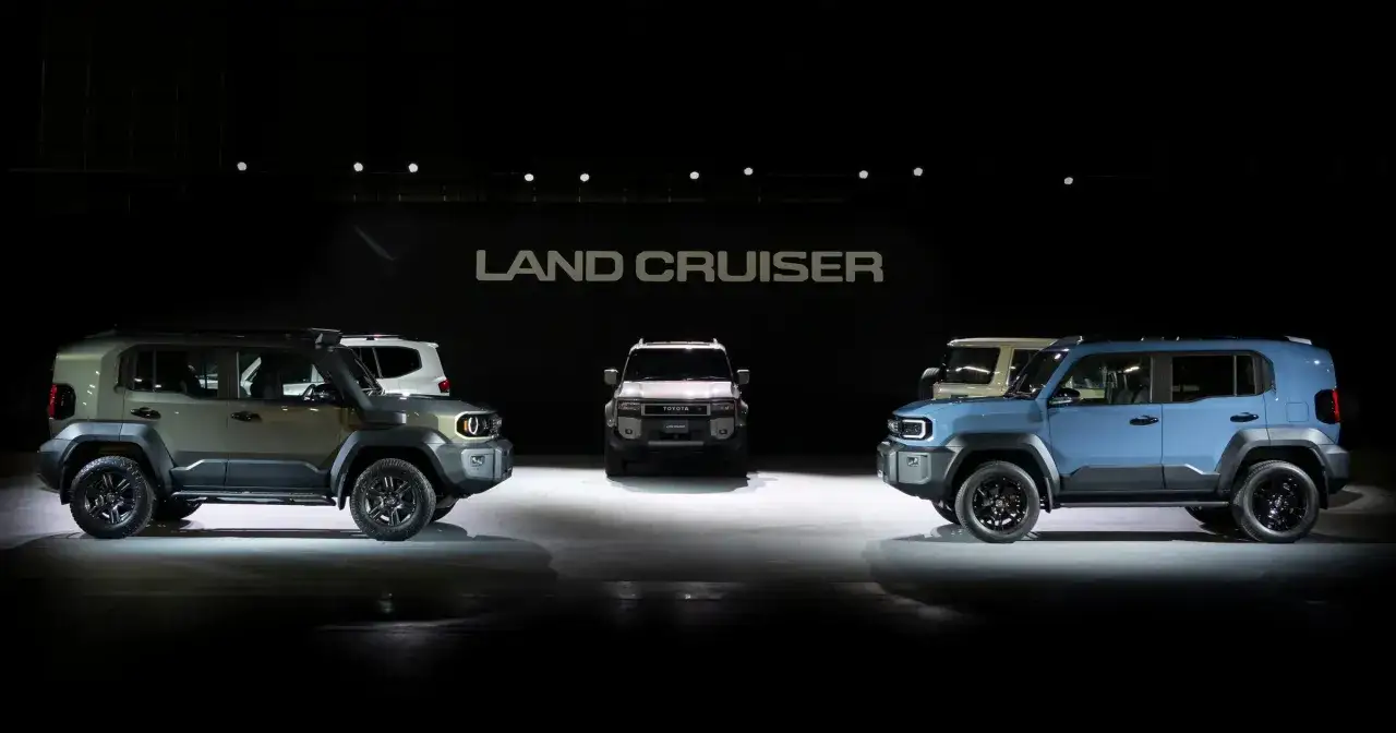 Trzy nowe modele Land Cruiser, w tym nawiązujący do klasyki **Toyota FJ**, prezentowane na scenie.