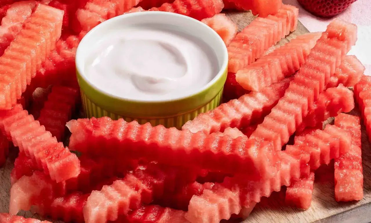 Wassermelone-Pommes mit Joghurt-Dip. Ein gesunder Snack, der wenig Wassermelone Kalorien hat und erfrischt.