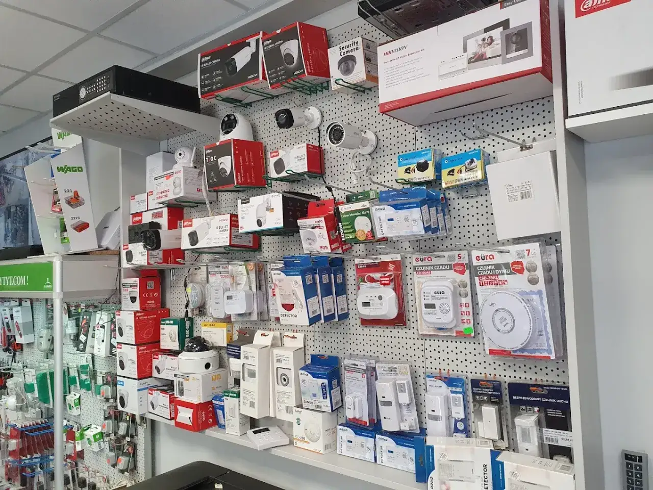 W hurtowni elektrycznej elpunkt znajdziesz kamery, czujniki dymu i ruchu, wideodomofony oraz inne akcesoria do zabezpieczeń.