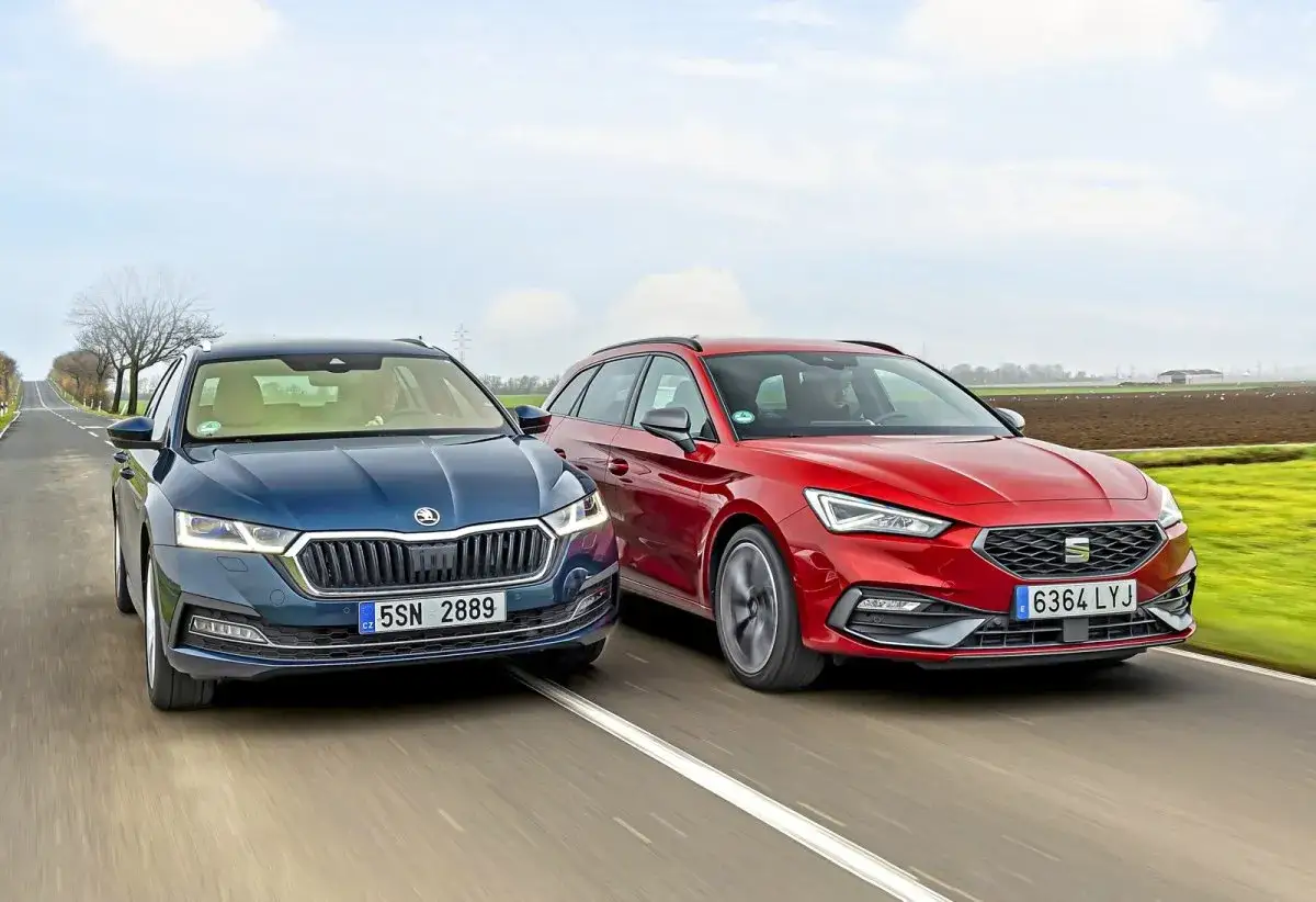Niebieska Skoda Octavia i czerwony Seat Leon na drodze. Porównanie ich rozmiarów i możliwości.