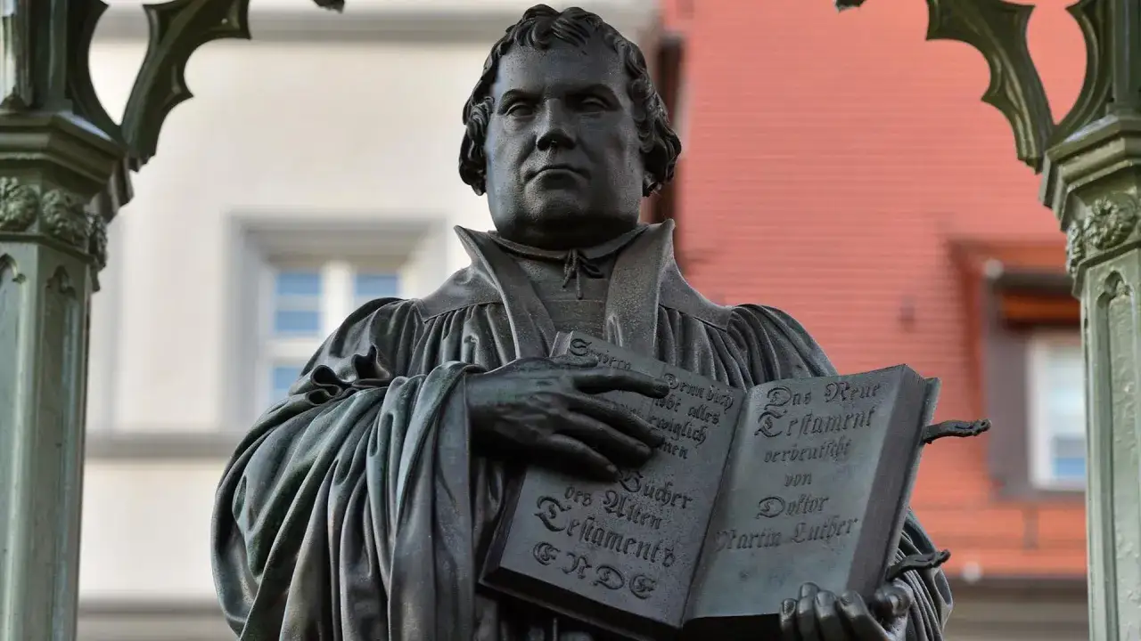 Martin Luther Statue mit Buch, ein Symbol f&uuml;r den Reformationstag feiertag.