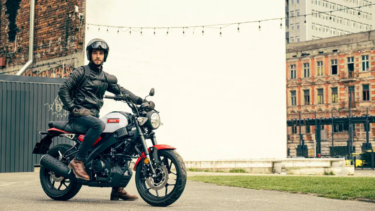 Mężczyzna w skórzanej kurtce siedzi na motocyklu Yamaha XSR 125. Poznaj jego dane techniczne i styl.