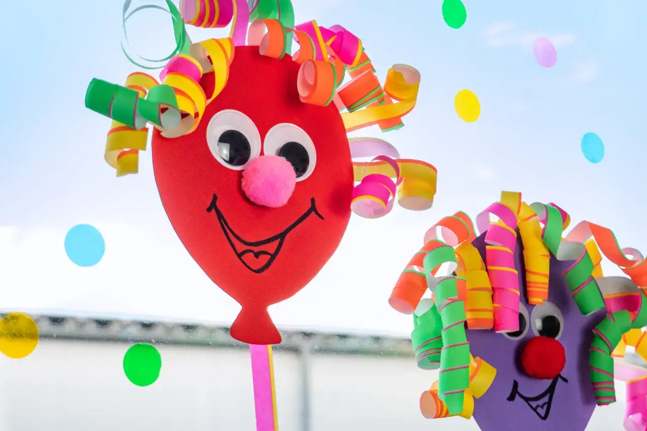 Bunte Luftballons malen fröhliche Gesichter mit lustigen Locken. Konfetti tanzt im Himmel.