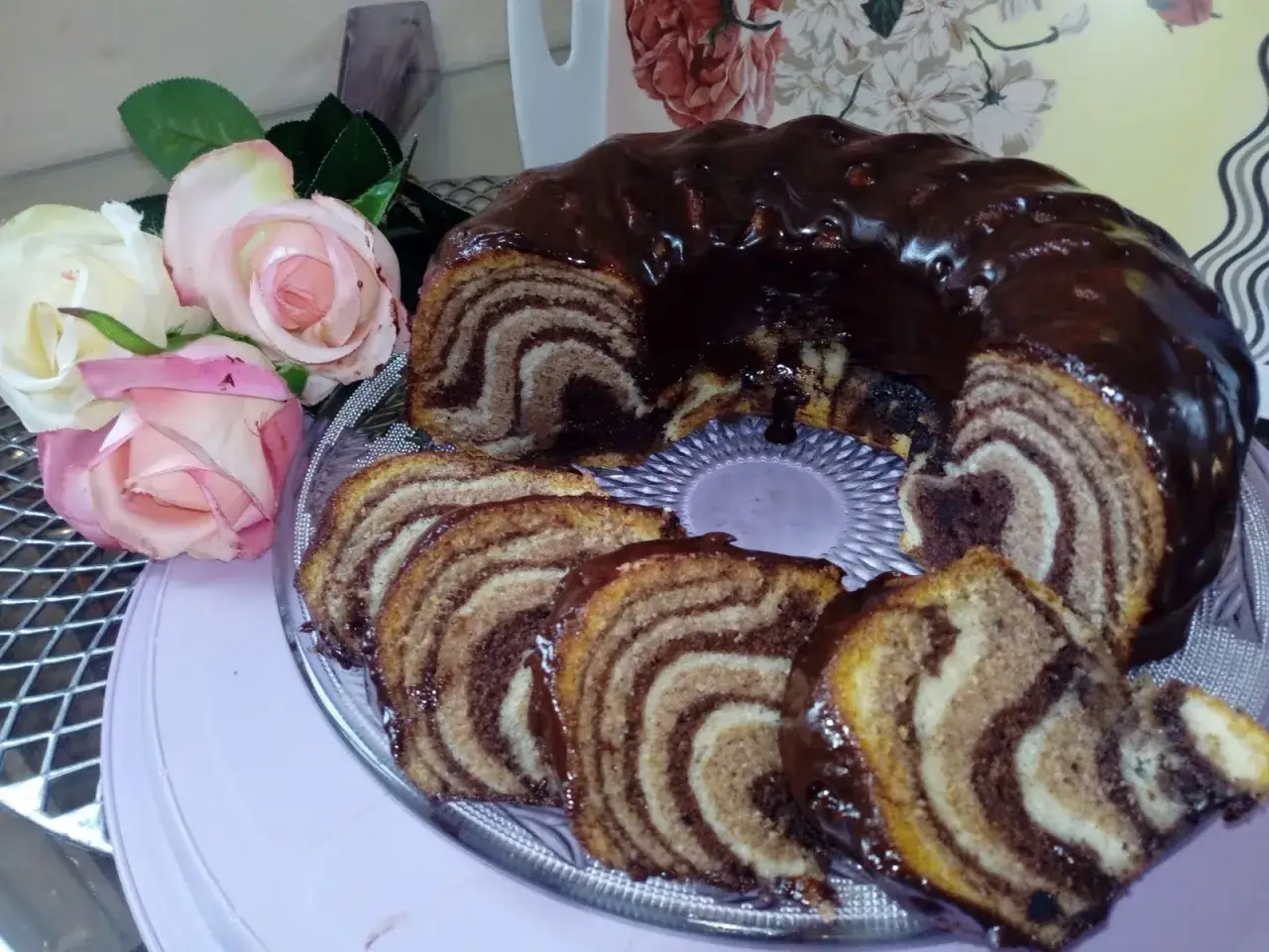 Najlepsza babka z białek z polewą czekoladową, udekorowana różami. Wygląda pysznie!