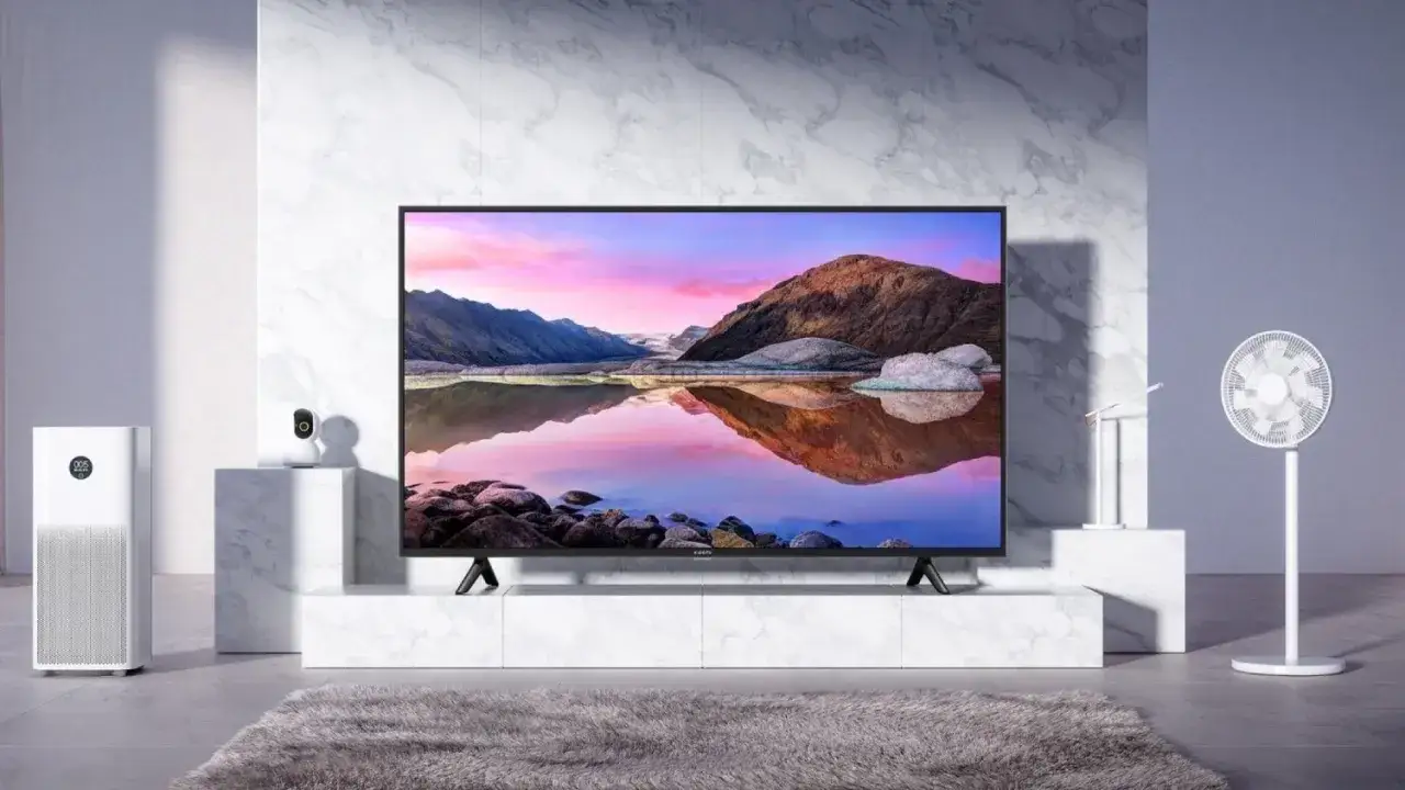 Nowoczesny salon z telewizorem o wymiarach 65 cali, oczyszczaczem powietrza i wentylatorem.