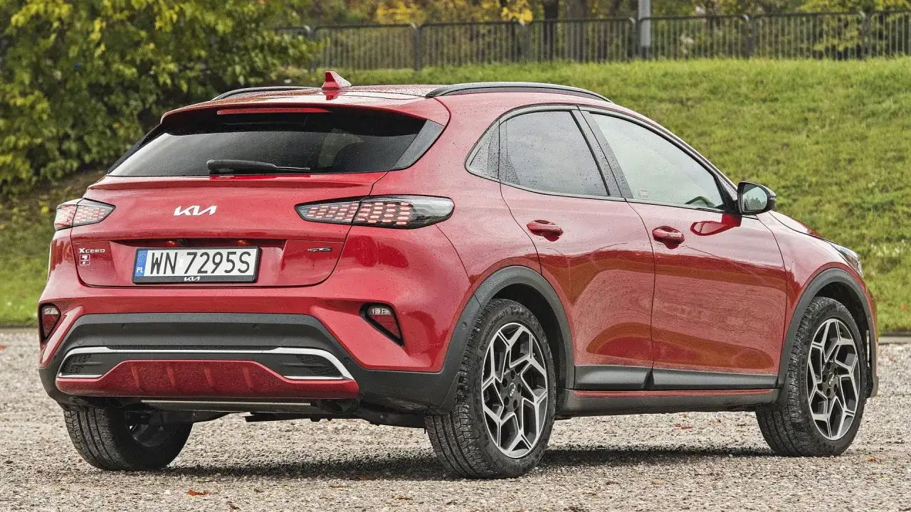 Czerwony Kia XCeed z tablicą WN 7295S. Sprawdź aktualną kia xceed cena i wyposażenie.