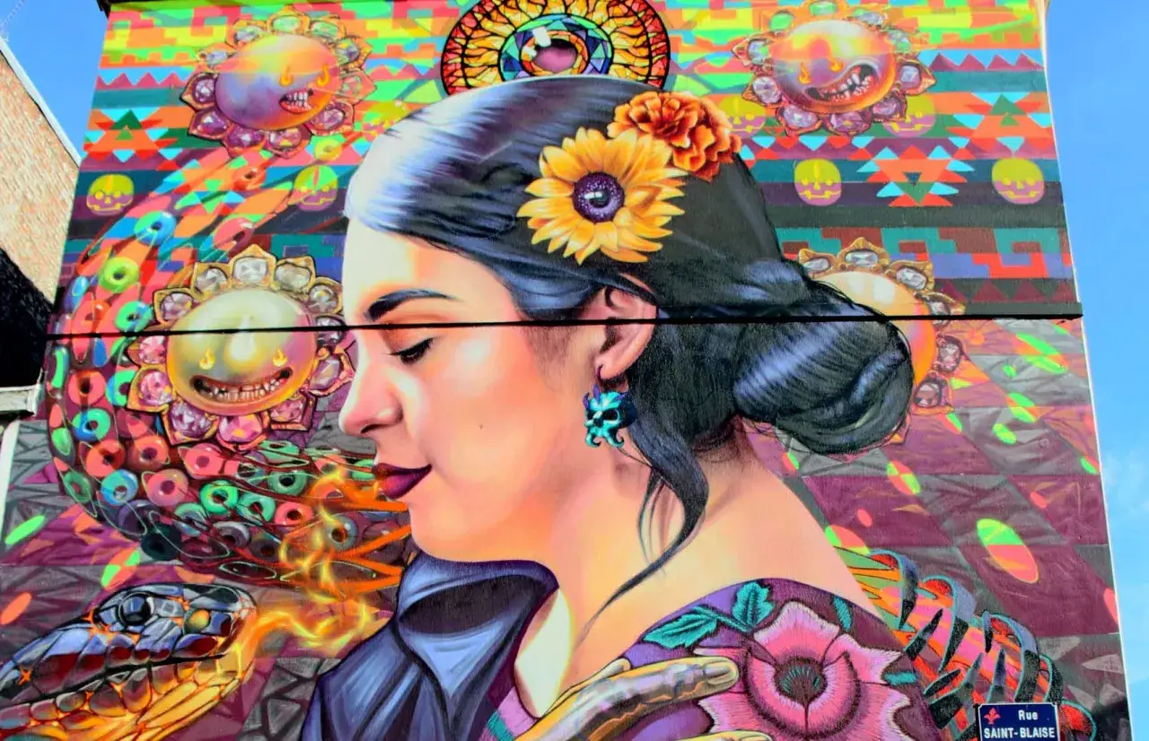 Street art &agrave; Lille : portrait color&eacute; d'une femme aux fleurs, un serpent et des soleils aux visages &eacute;tranges.