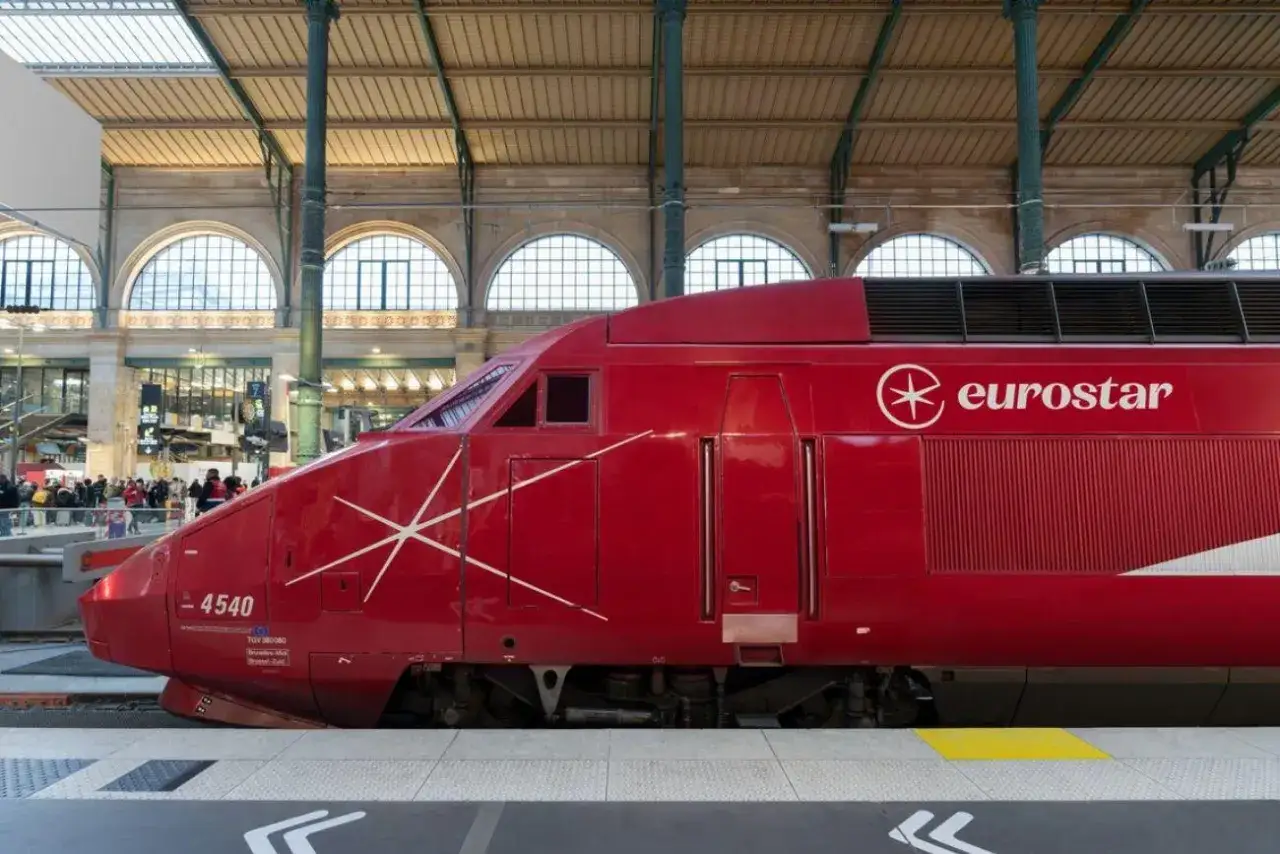 Roter Eurostar-Zug steht bereit für die Reise nach Disneyland Paris.