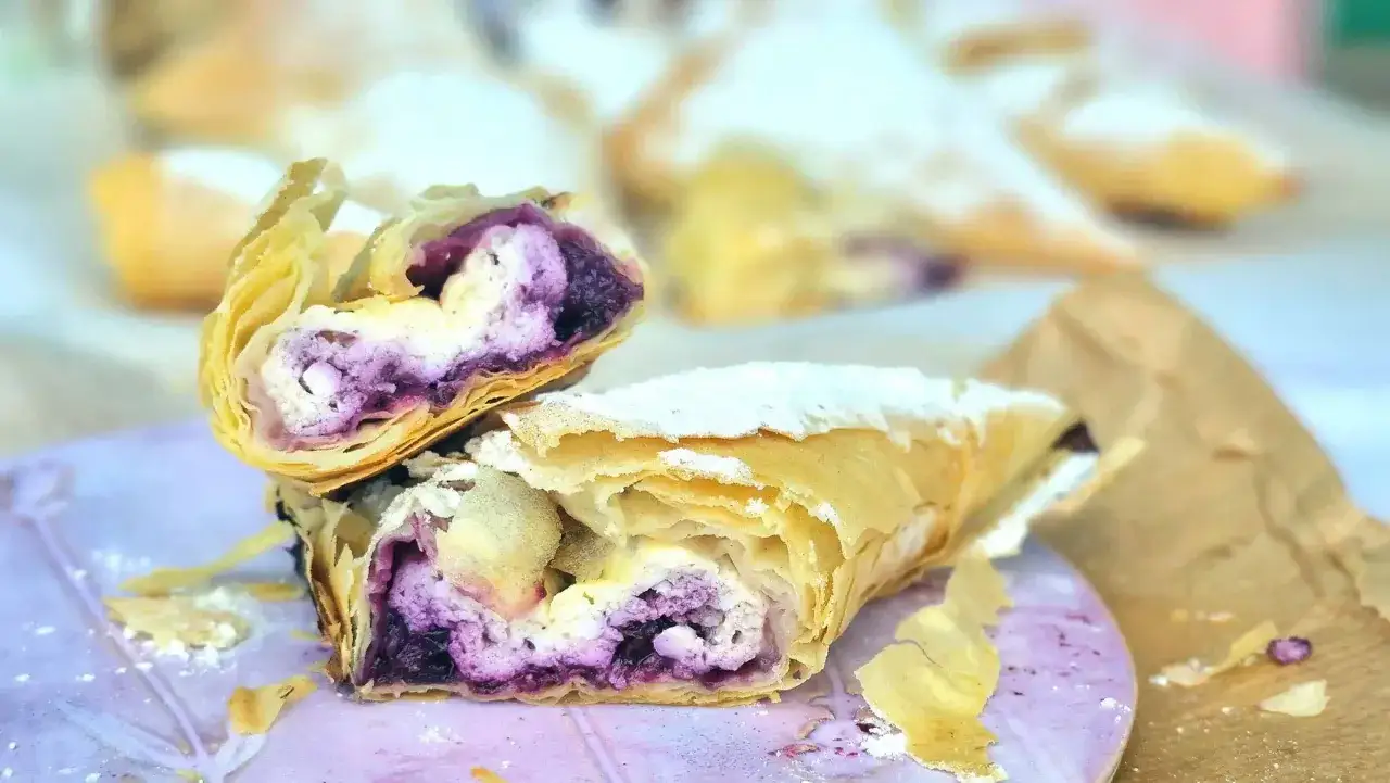 Chrupiące ciasto filo z jagodami i serem, idealne na deser. Szukasz przepisów na ciasto filo? Oto inspiracja!