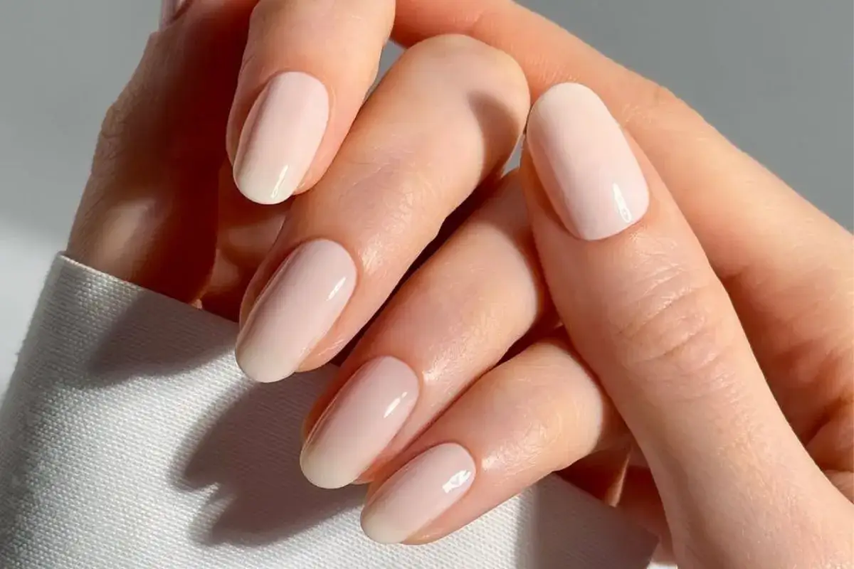 zadbane paznokcie minimalistyczny manicure nude