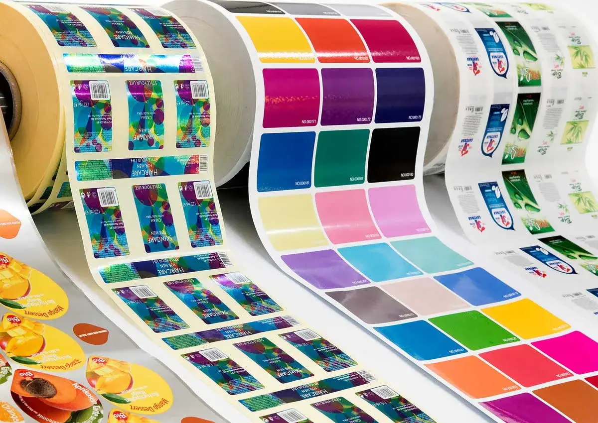 Rolki z etykietami pokazują, jak działa etykieta cyfrowa: od próbek kolorów po gotowe produkty kosmetyczne i spożywcze.