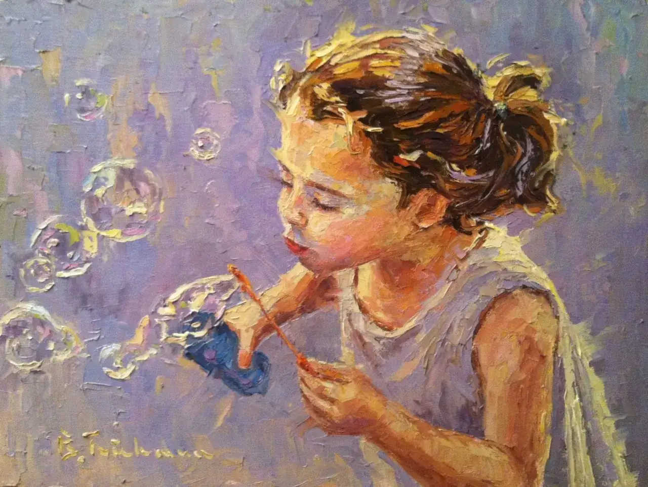 Une petite fille fait des bulles. L'huile mousse sur sa baguette, cr&eacute;ant un spectacle &eacute;ph&eacute;m&egrave;re.