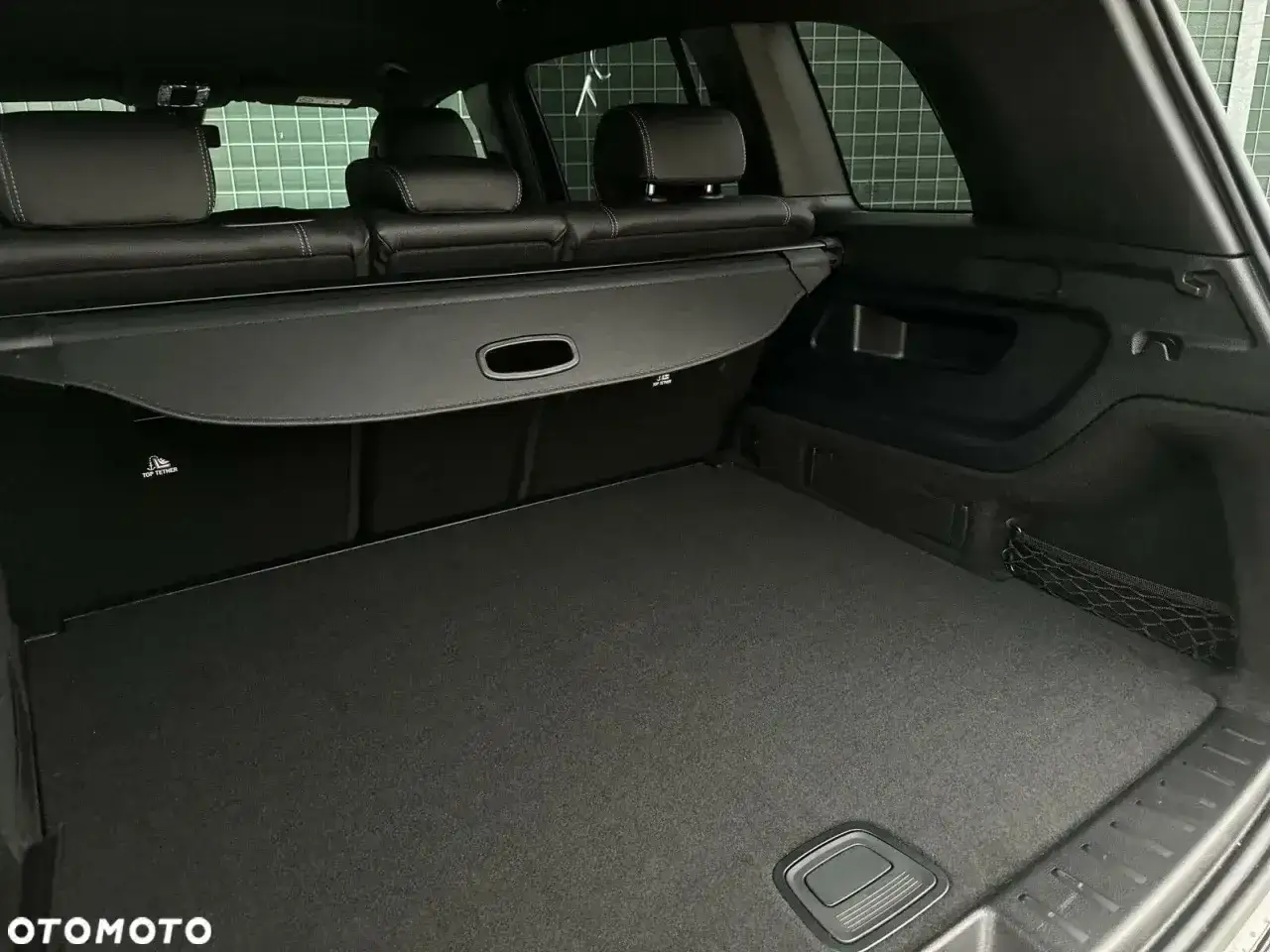 Przestronny bagażnik Mercedesa GLB, idealny na rodzinne wyjazdy. Wiele pozytywnych mercedes glb opinie o jego funkcjonalności.