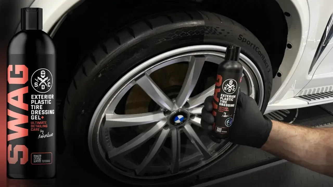 Profesjonalna konserwacja opon z żelem SWAG. Ręka w czarnej rękawiczce trzyma butelkę produktu przy feldze BMW.