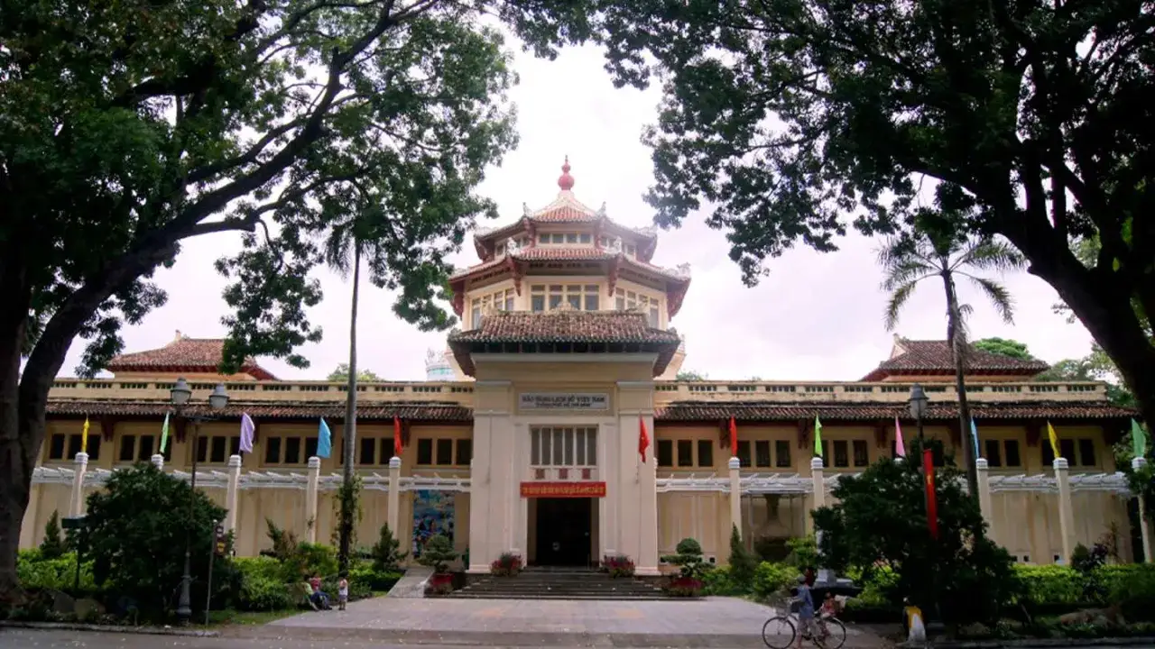 Muzeum Historii Wietnamu w Ho Chi Minh to miejsce, które warto zobaczyć. Architektura budynku jest imponująca, a otoczenie pełne zieleni.