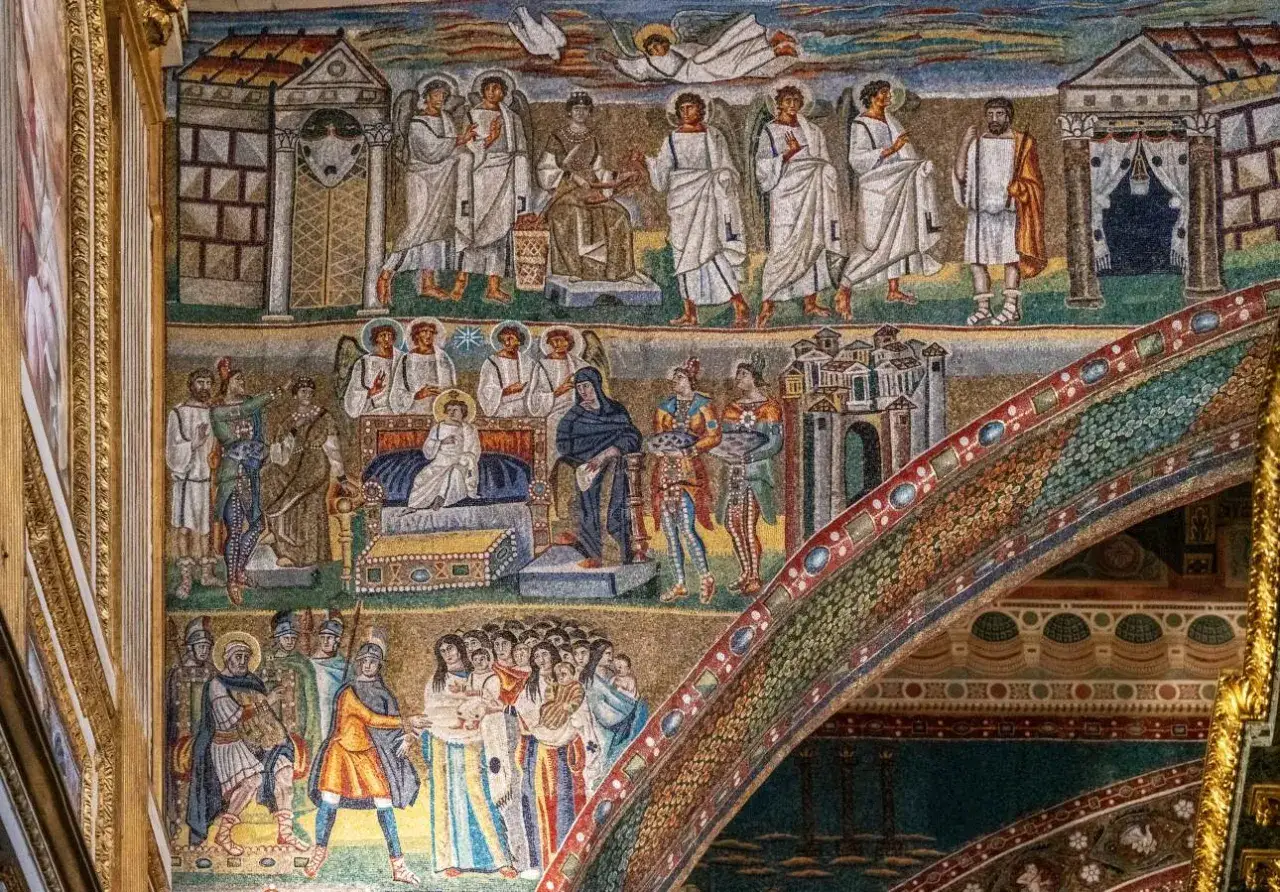 Antico mosaico nella Basilica di Santa Maria Maggiore a Roma: scene bibliche con angeli, la Nativit&agrave; e l'adorazione dei Magi.