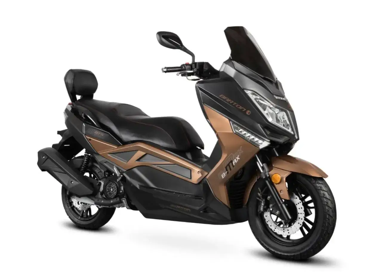 Elegancki, brązowo-czarny motocykl 125 z automatyczną skrzynią biegów, idealny do miasta.