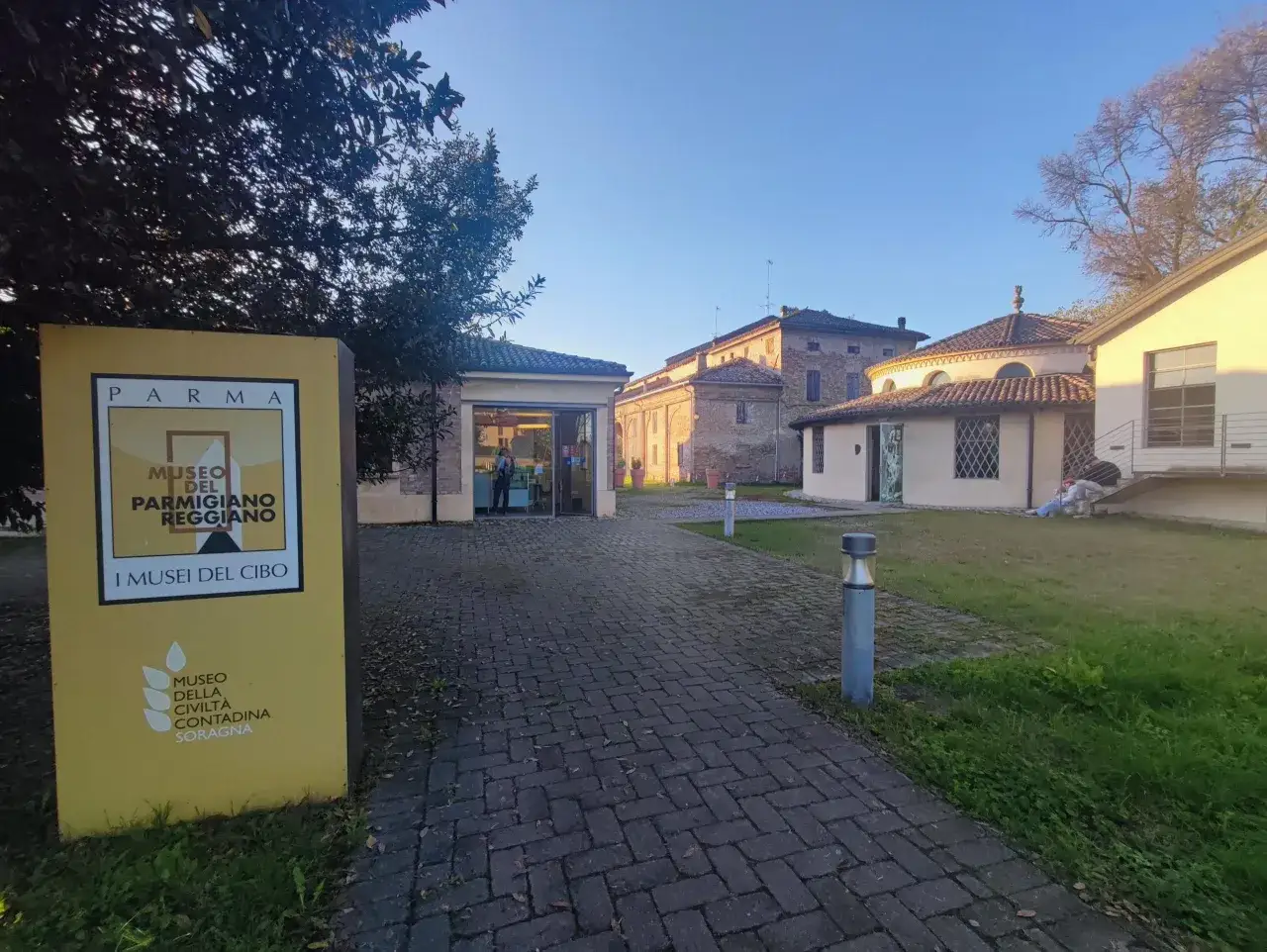 Cartello giallo con indicazione 