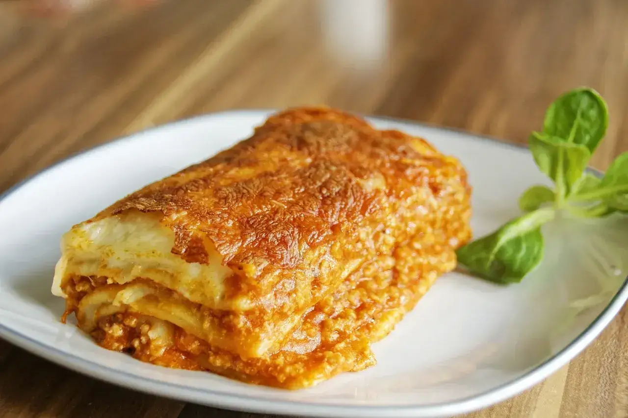 Pyszna, zapieczona lasagne z mięsem mielonym, idealna na rodzinny obiad. Prosty przepis na lasagne z mięsem mielonym, który pokochasz!