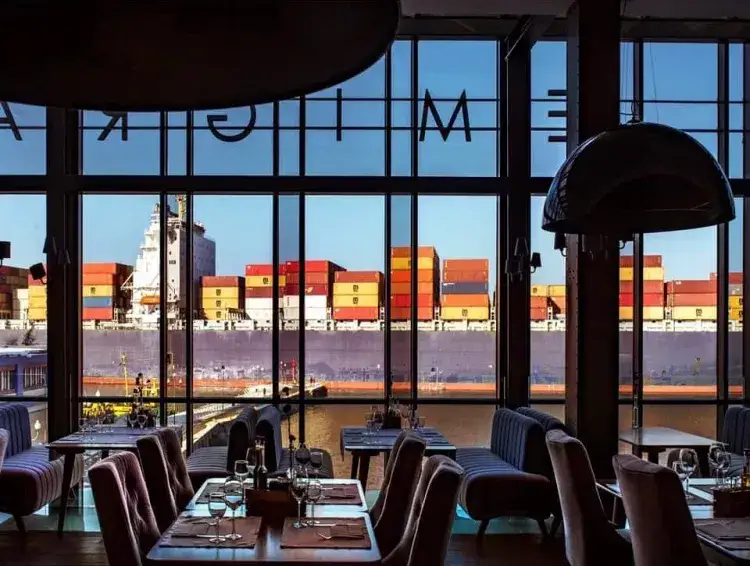 Restauracja w Gdańsku z widokiem na Motławę