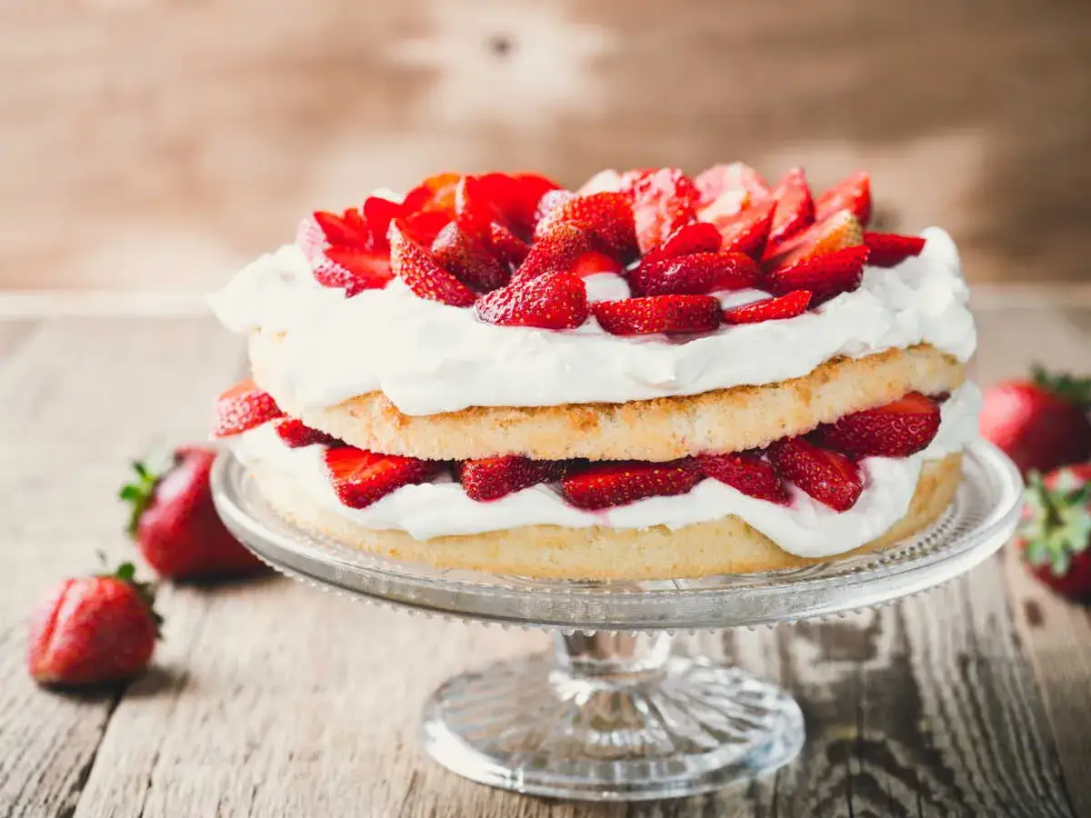 G&acirc;teau g&eacute;noise fraise, l&eacute;ger et a&eacute;rien, garni de cr&egrave;me fouett&eacute;e et de fraises fra&icirc;ches, pr&ecirc;t &agrave; &ecirc;tre d&eacute;gust&eacute;.