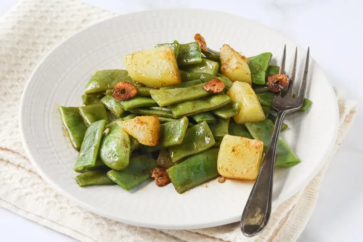 Judías verdes con patatas y ajo crujiente, un plato sencillo y sabroso.